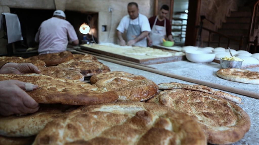 "KEBAP VAZGEÇİLMEZİMİZ PİDESİ İSE AŞKIMIZ"