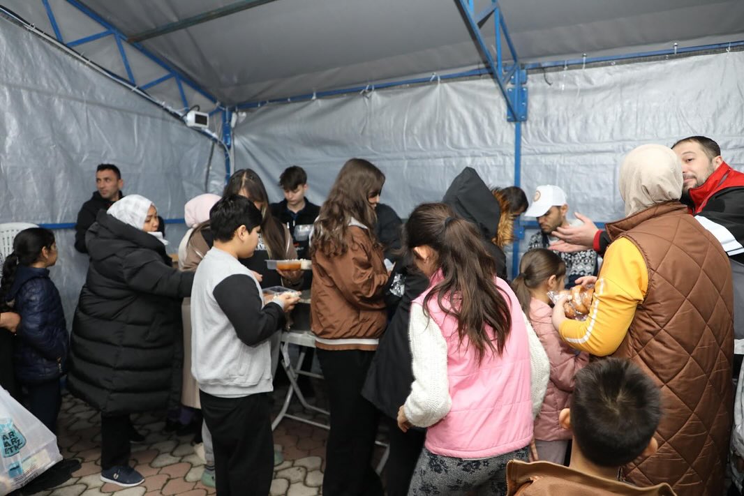 Afyonkarahisarlılar geleneği bozmadı ilk iftarı çadırlarda açtılar