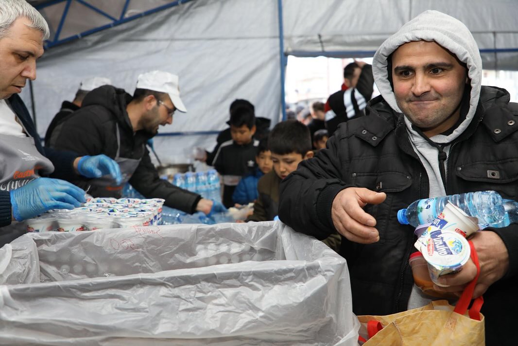 Afyonkarahisarlılar geleneği bozmadı ilk iftarı çadırlarda açtılar
