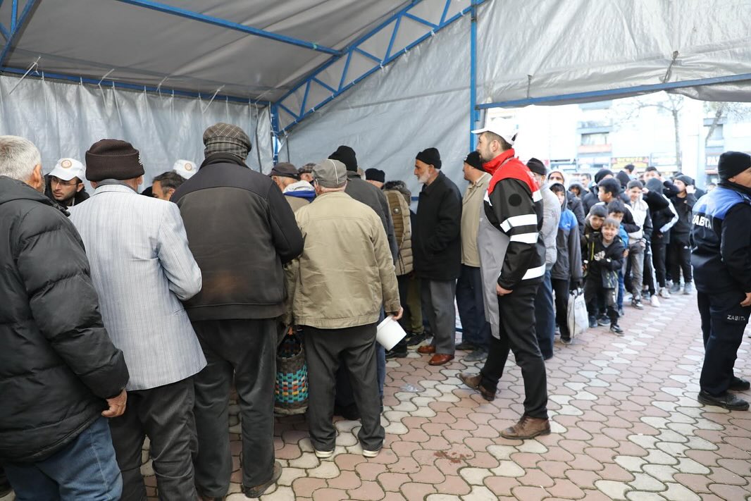 Afyonkarahisarlılar geleneği bozmadı ilk iftarı çadırlarda açtılar