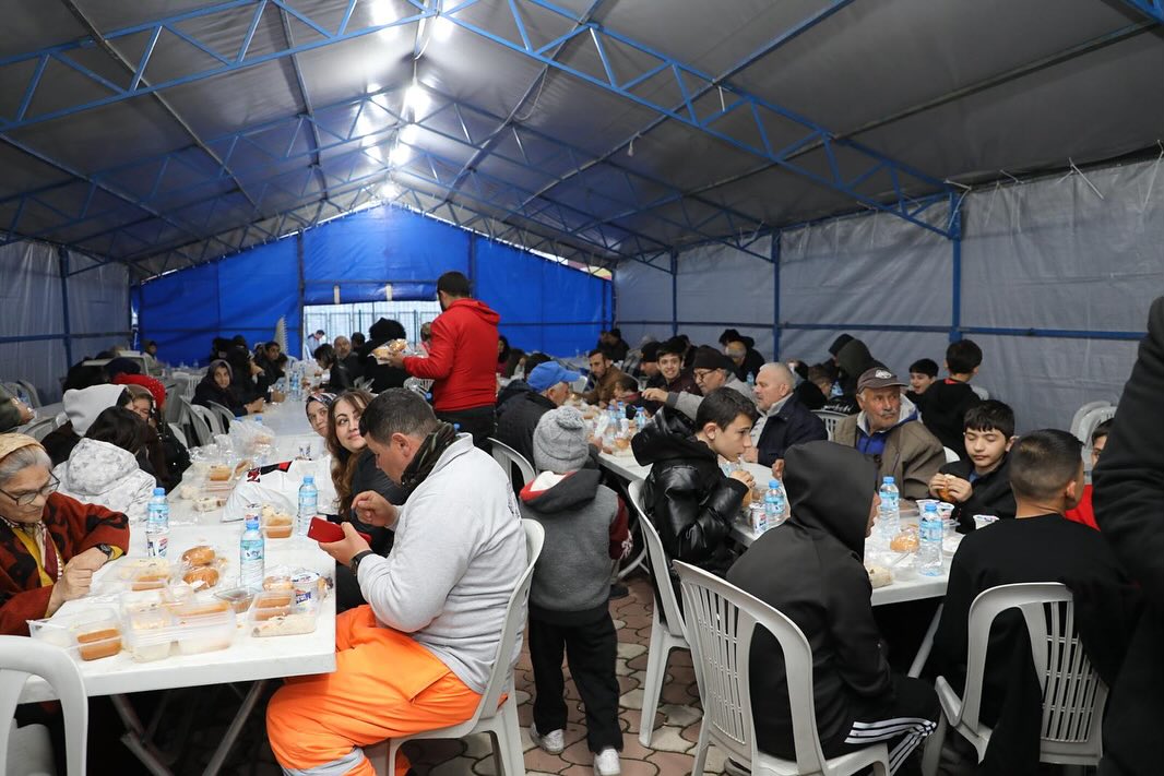 Afyonkarahisarlılar geleneği bozmadı ilk iftarı çadırlarda açtılar