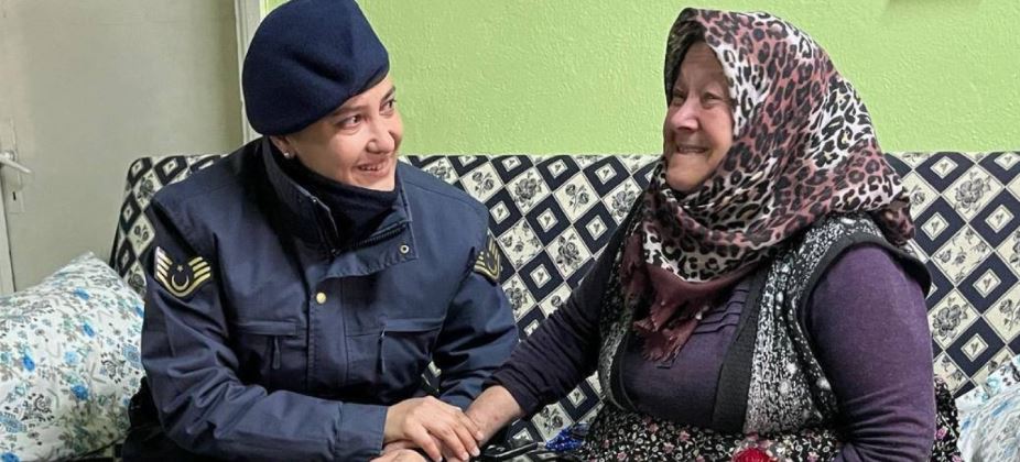 İL JANDARMA EKİPLERİNDEN  KADINLARA ÖZEL KUTLAMA