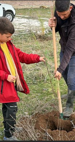 BARAKLI'DA ÇOCUKLAR BABALARI İLE BİRLİKTE AĞAÇ DİKTİLER