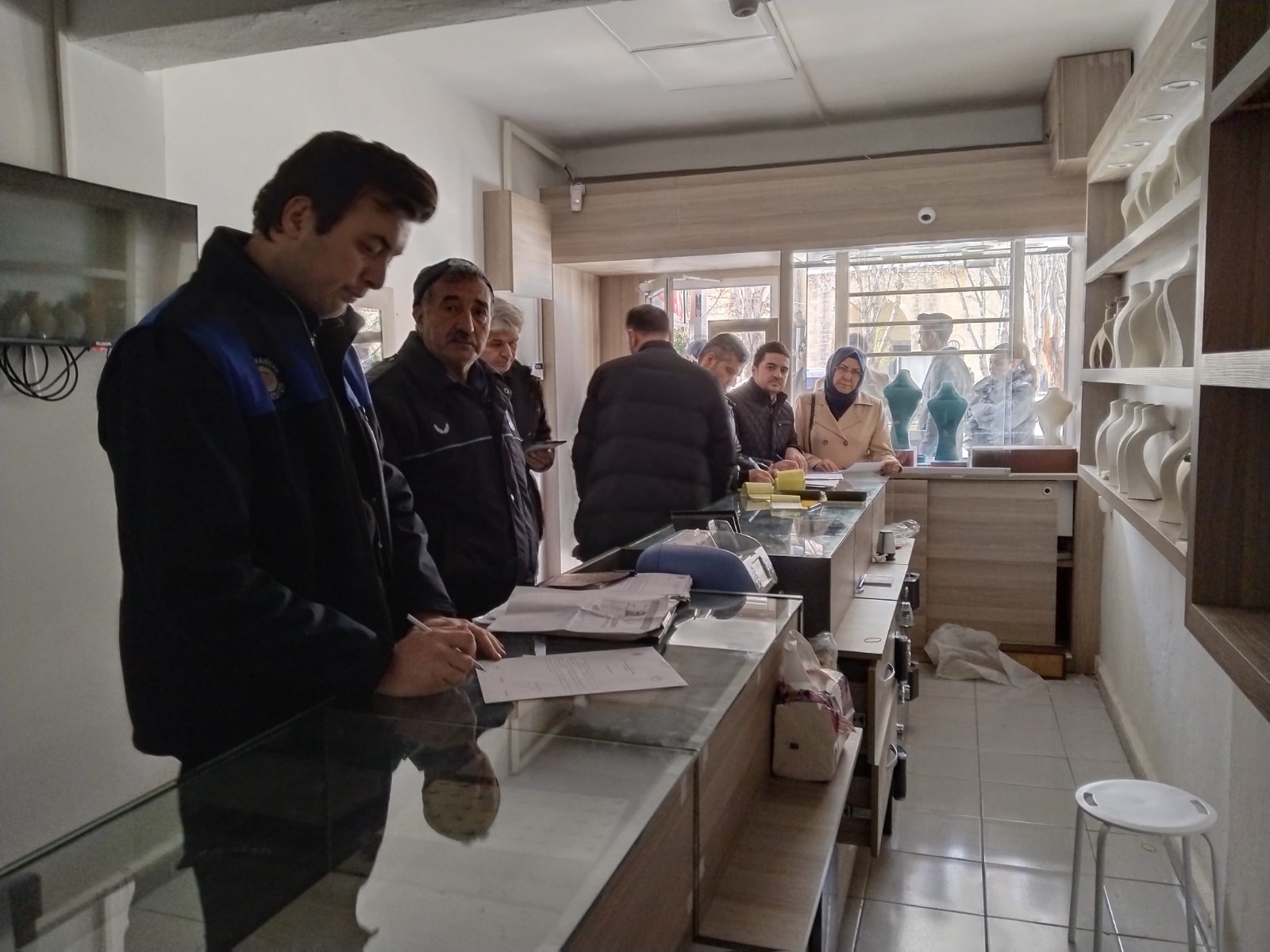 AFYON  KAMUOYUNUN GÜNDEMİNE BOMBA GİBİ DÜŞEN O DÜKKAN MÜHÜRLENDİ