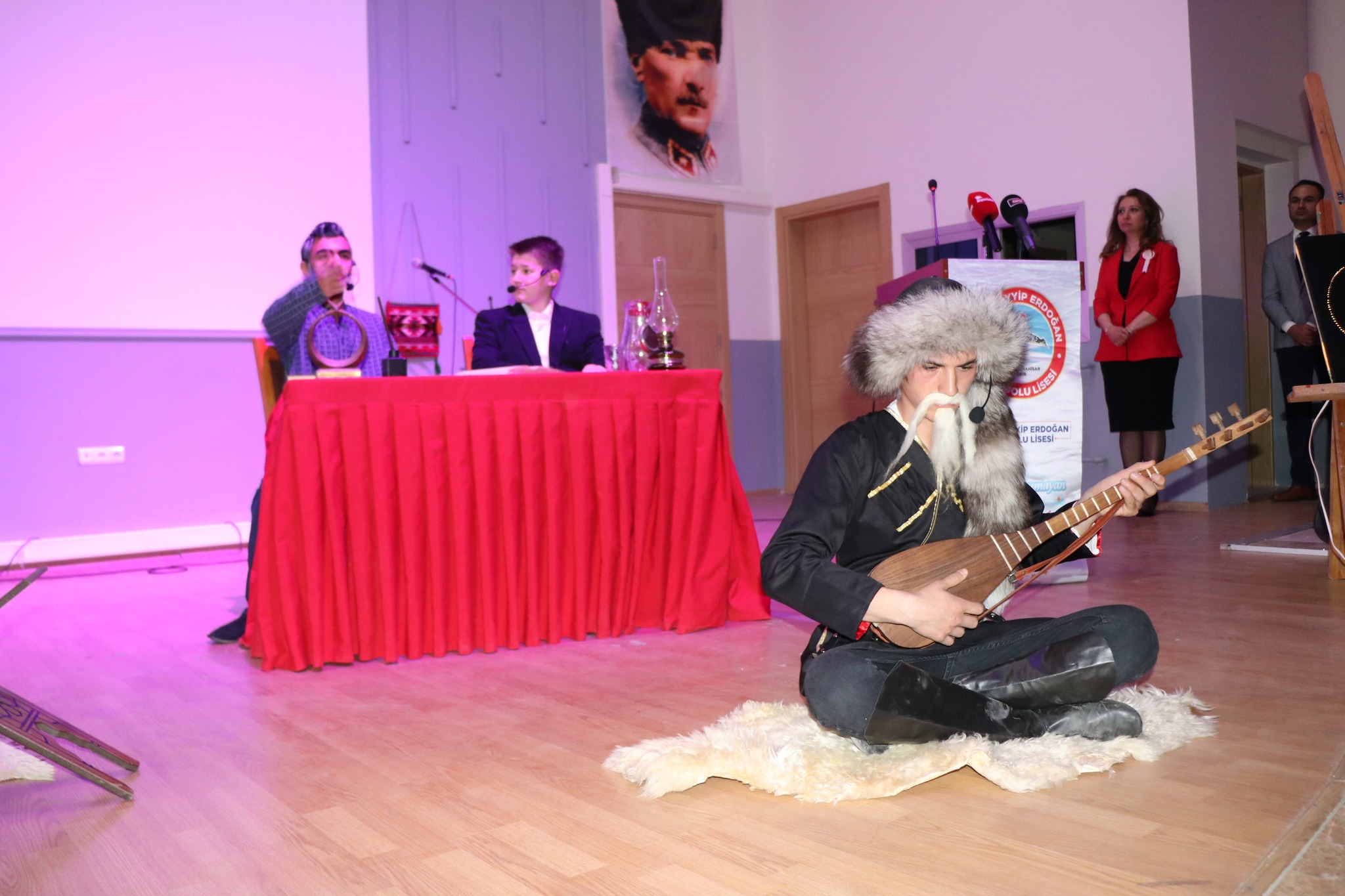 ÖĞRENCİLER TİYATRO ESERİYLE O ANLARI YAŞATTI