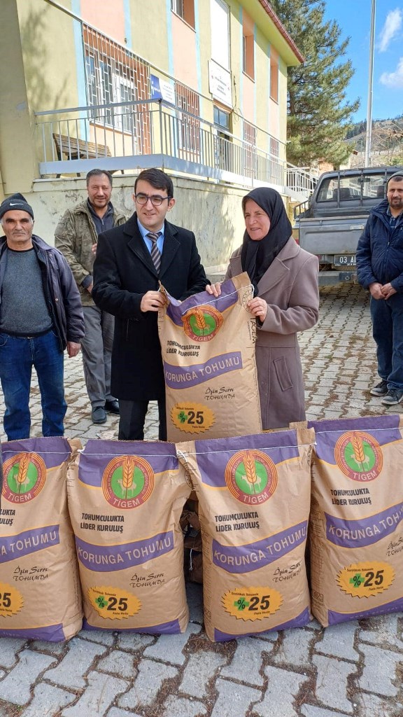 20 ÇİFTÇİYE DEVLET DESTEKLİ 2 TON KORUNGA TOHUMU DAĞITILDI