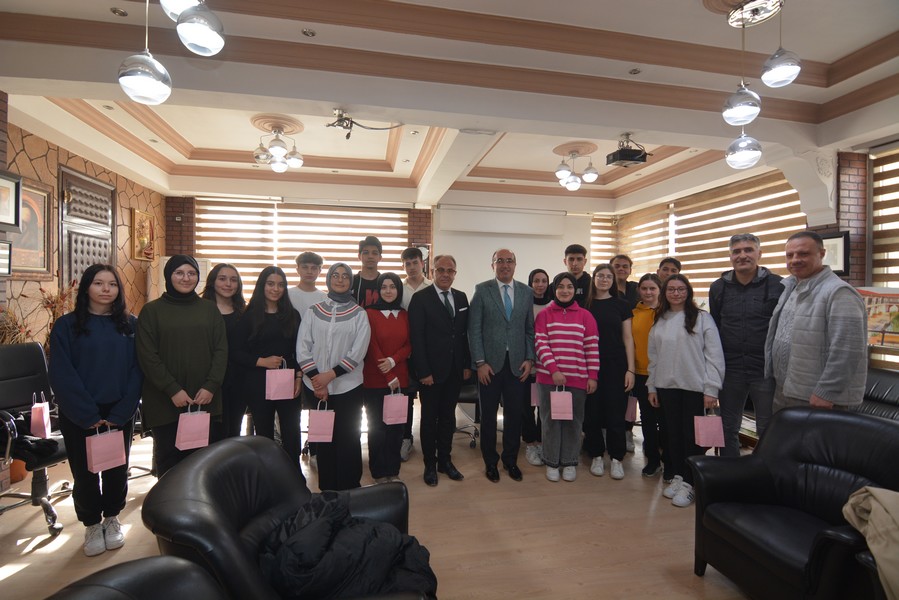TÜRK TELEKOM FEN LİSESİNDEN BAŞKAN DR. MUSTAFA ÇÖL’E ZİYARET