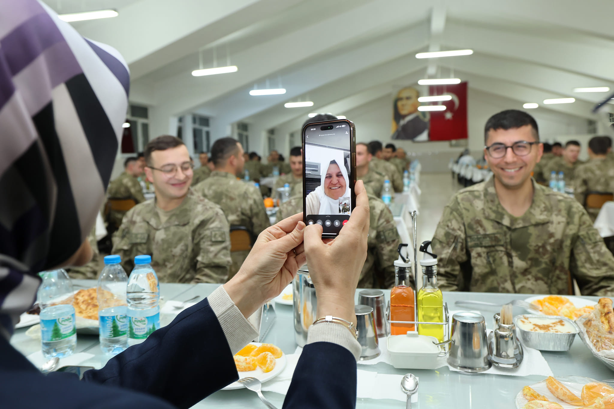 Vali Yiğitbaşı, Askerlerle Birlikte İftar Yaptı