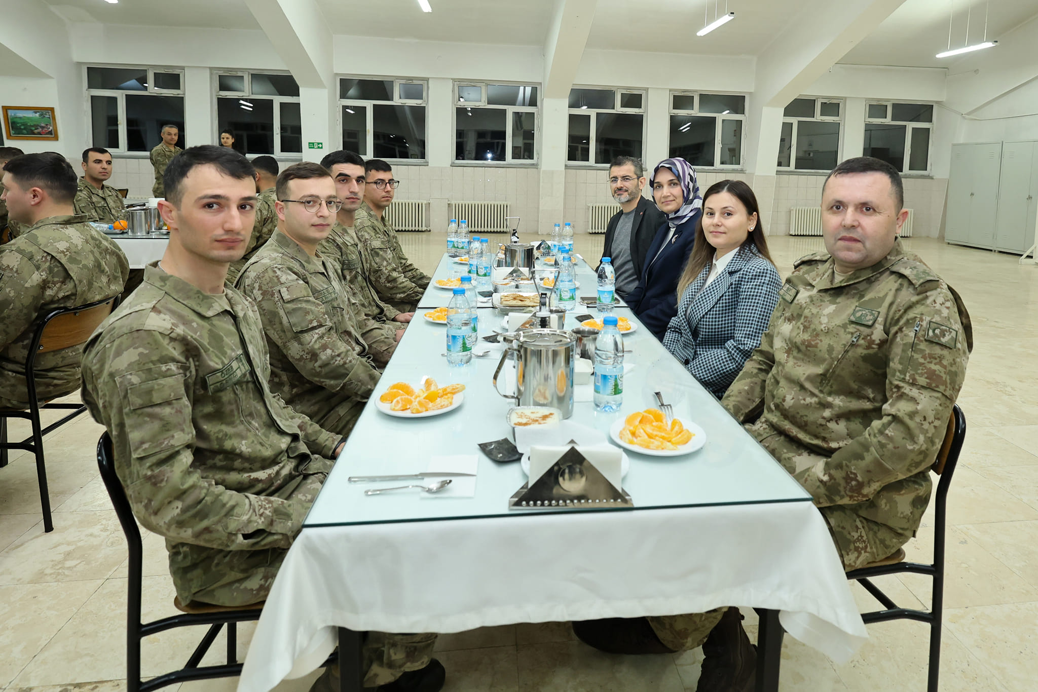 Vali Yiğitbaşı, Askerlerle Birlikte İftar Yaptı