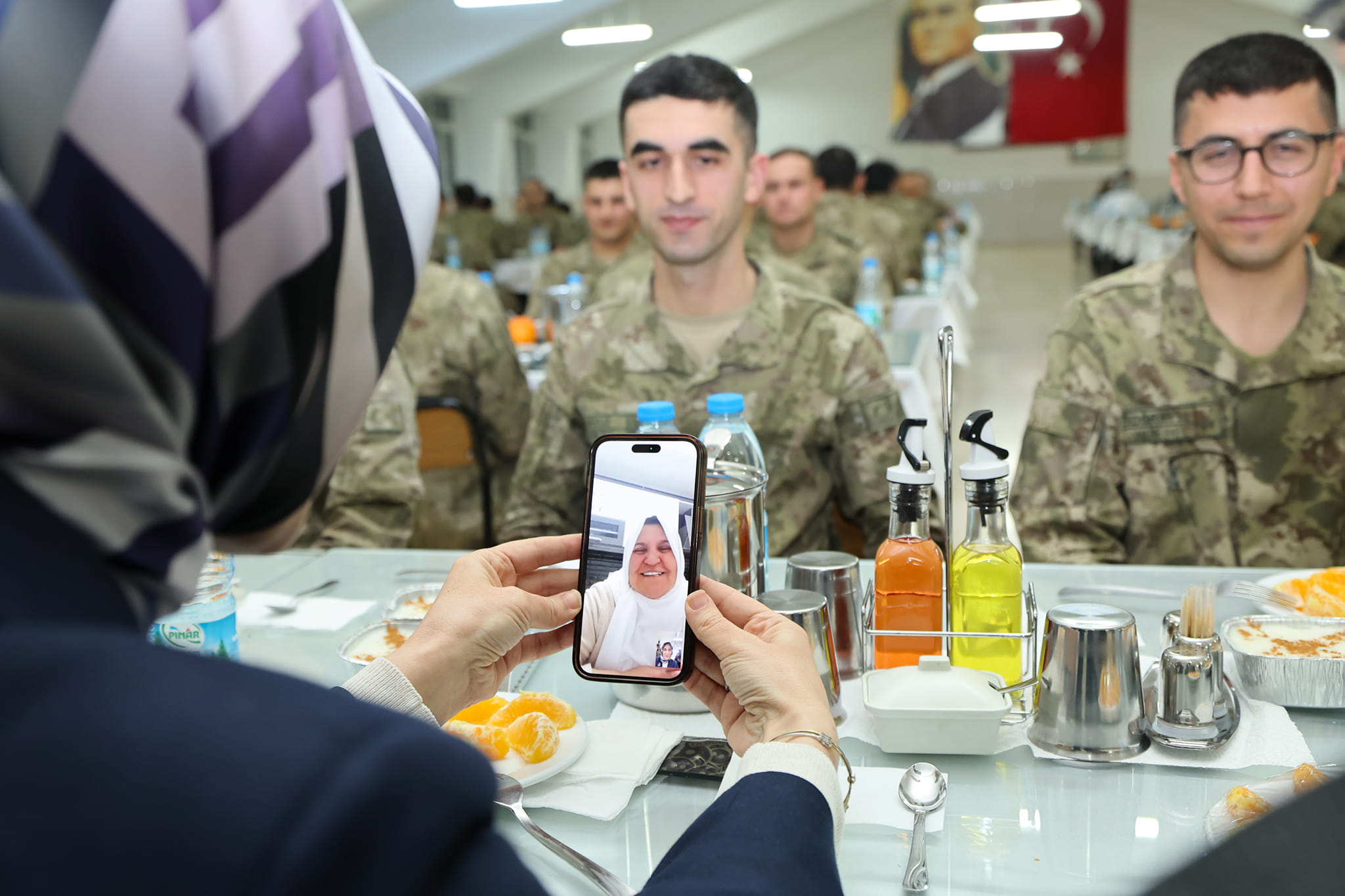 Vali Yiğitbaşı, Askerlerle Birlikte İftar Yaptı