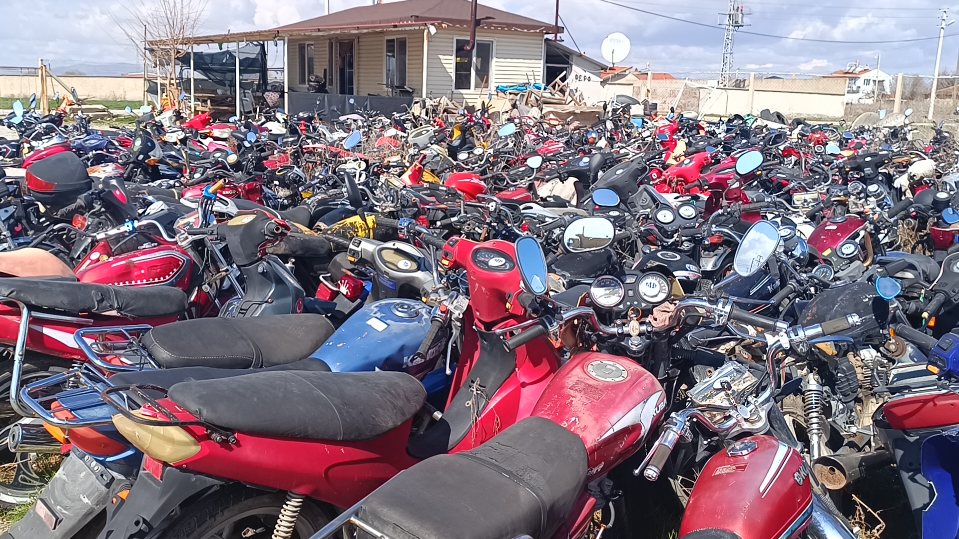 Yediemin otoparkında bekleyen motosikletler geri dönüşüme gönderildi