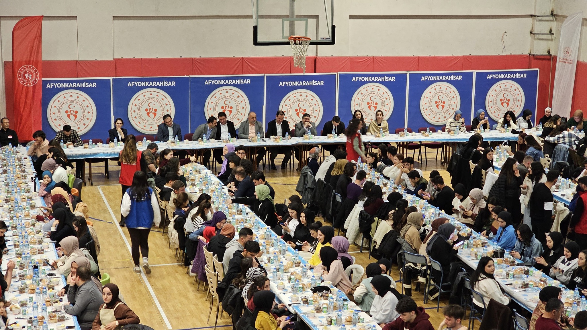 AFYON GENÇLİK SPOR'DAN 400 KİŞİLİK İFTAR