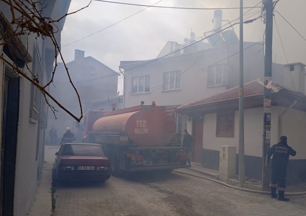 SANDIKLI'DA EV YANGINI!