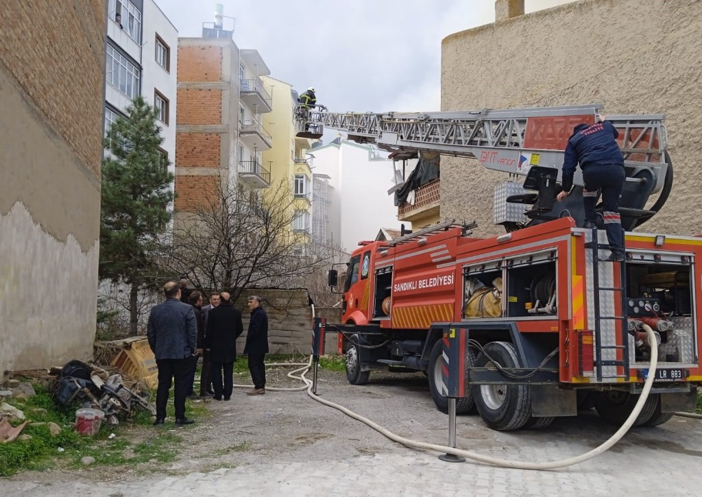 SANDIKLI'DA EV YANGINI!
