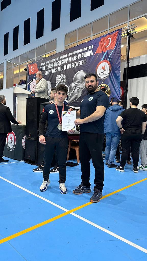 AFYON'LU BİLEK GÜREŞÇİSİ HÜSEYİN ATEŞ SOL KOLDA TÜRKİYE ŞAMPİYONU OLDU