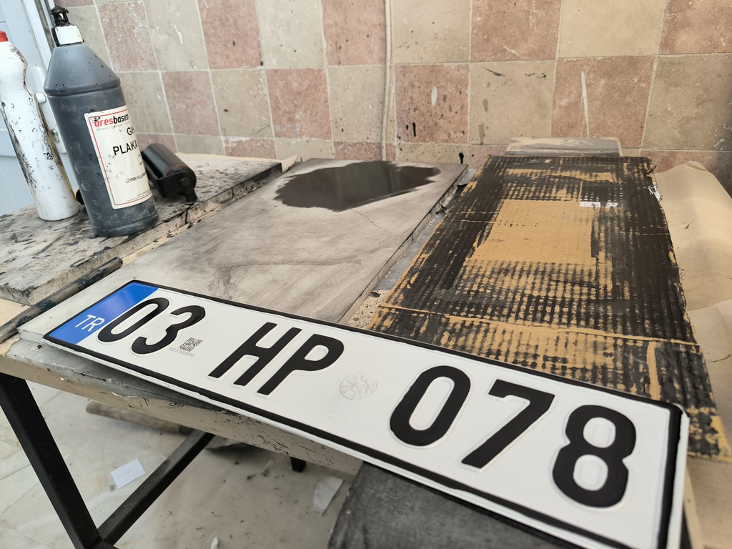 İSCEHİSAR'DA PLAKA BASIMI BAŞLADI