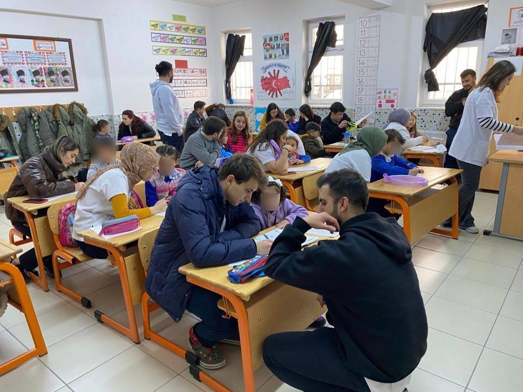 DHF ÖĞRENCİLERİ İLKOKUL ÖĞRENCİLERİNE DİŞ BAKIMINI ANLATTI
