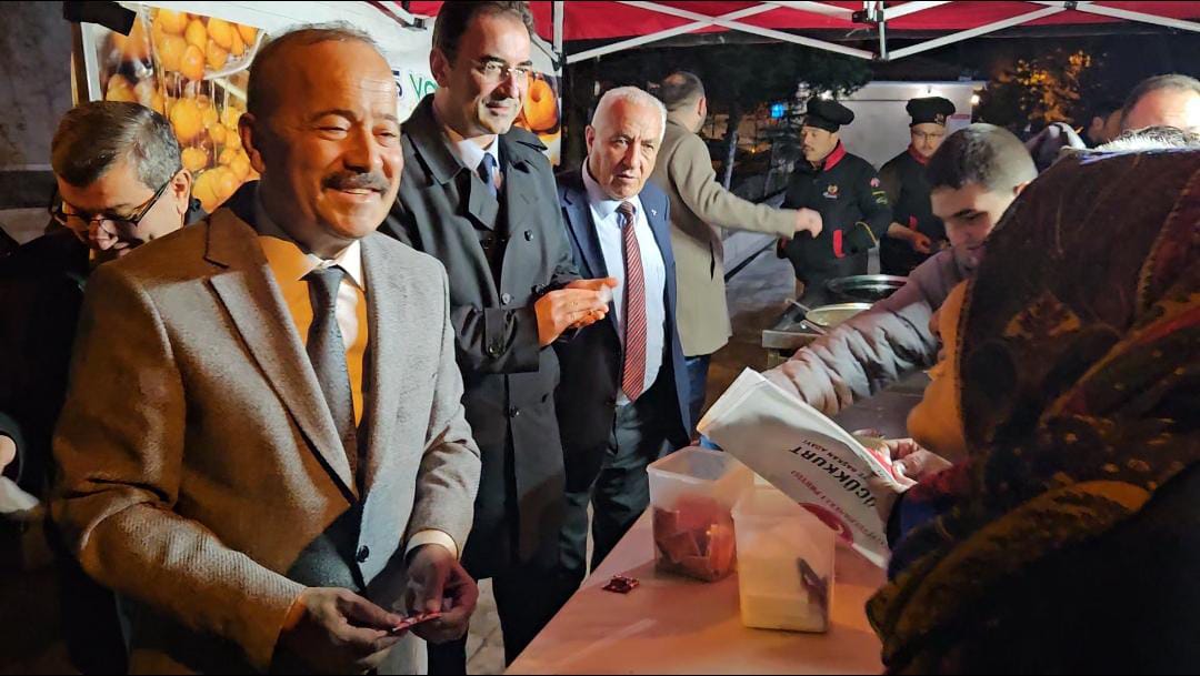 MHP'li Heyet Teravih Sonrası Lokma Dağıttı