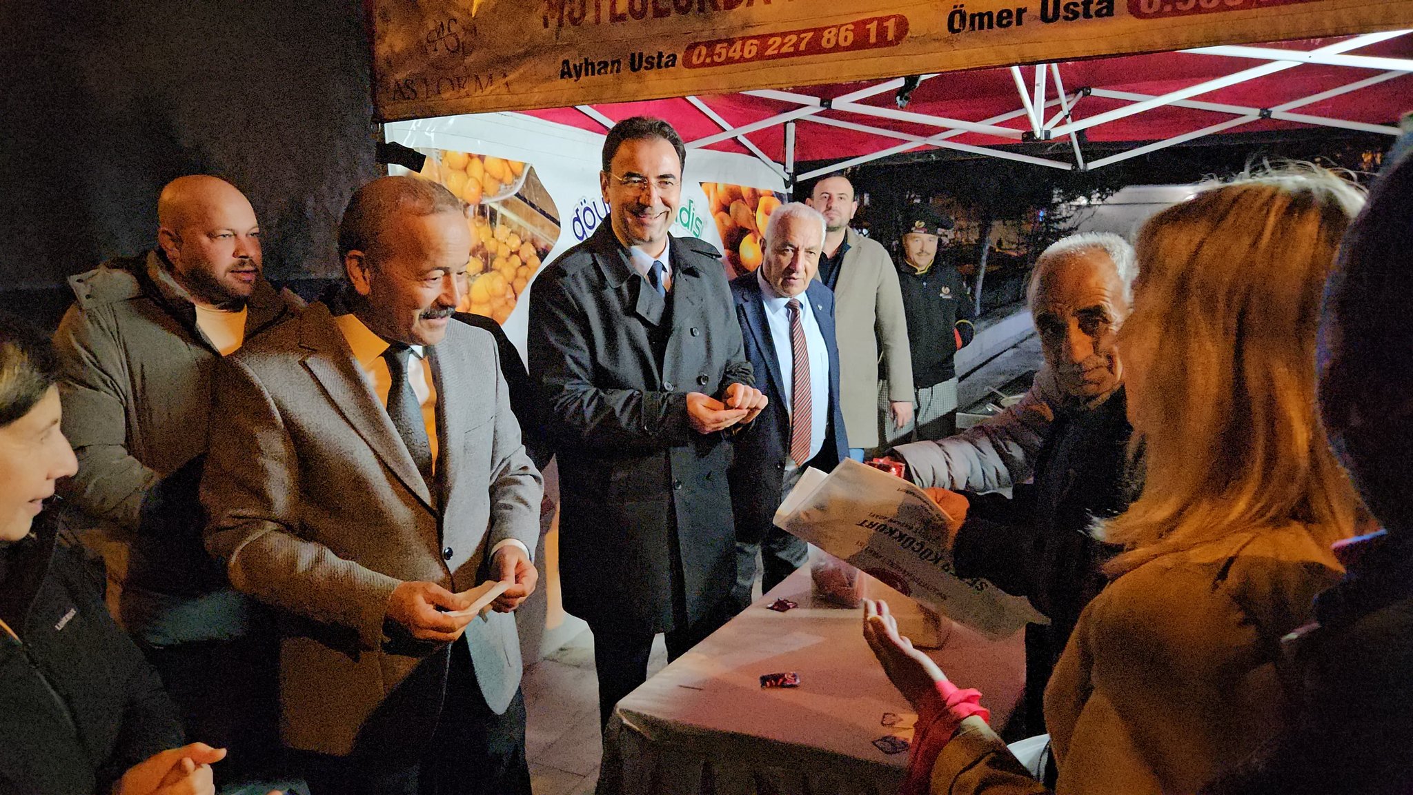 MHP'li Heyet Teravih Sonrası Lokma Dağıttı
