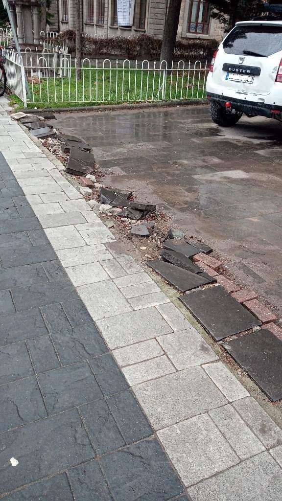 "PARK ENGELLEYİCİ VE BETON DUBA İSTİYORUZ"