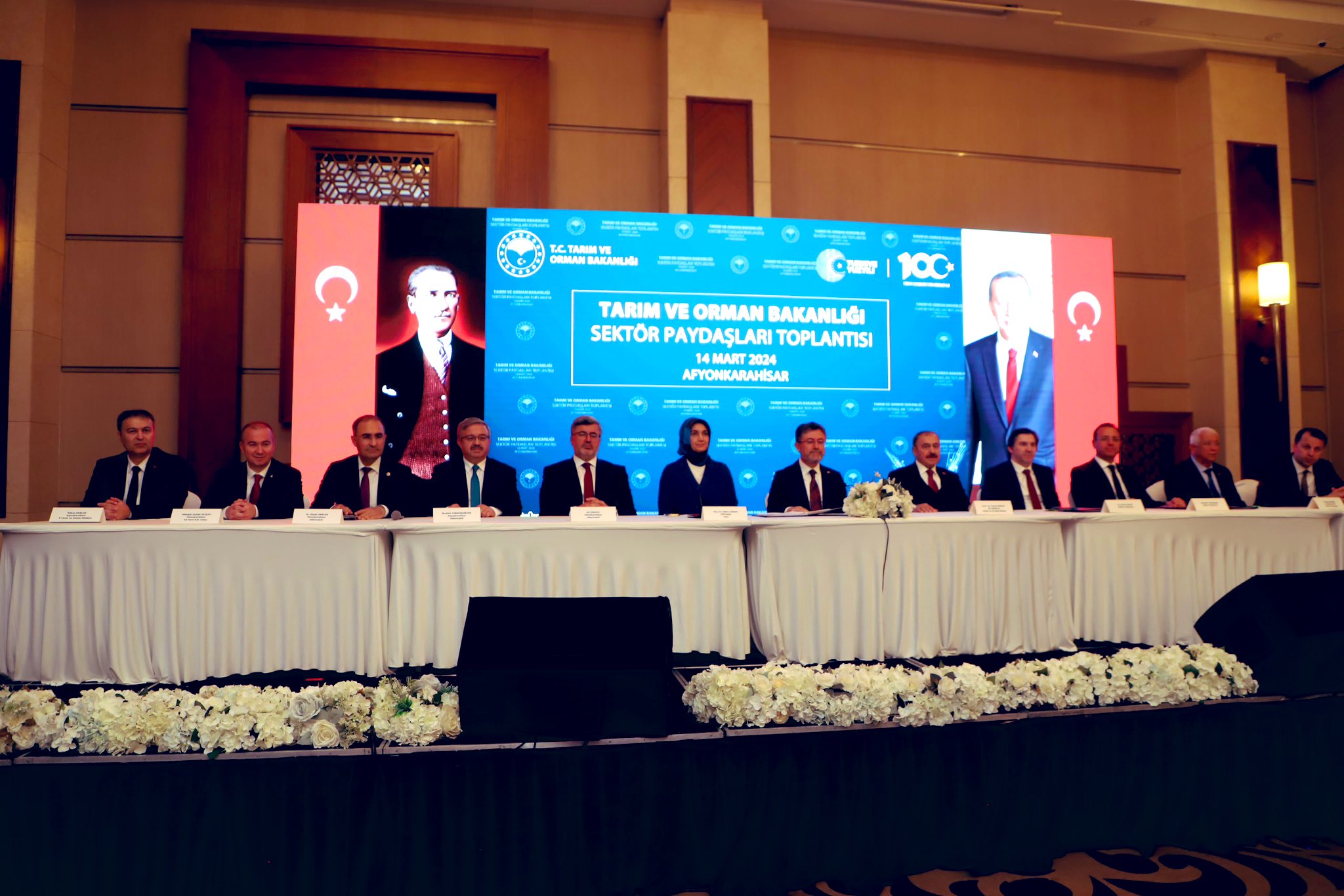 Eski Bakanla Yeni Bakan Toplantıda Bir Araya Geldi