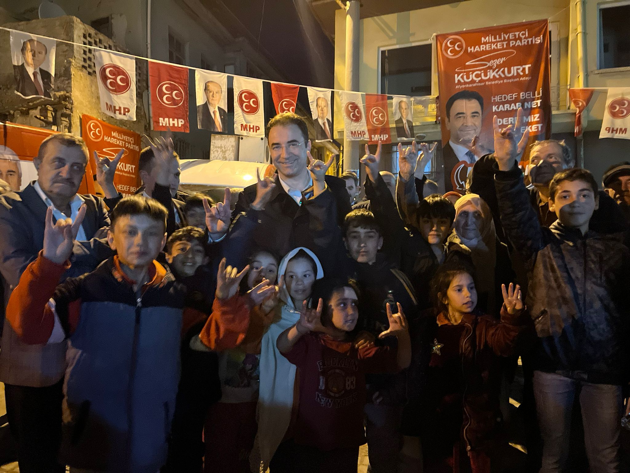 MHP'li Küçükurt'u Yavru Bozkurtlar Yalnız Bırakmadı
