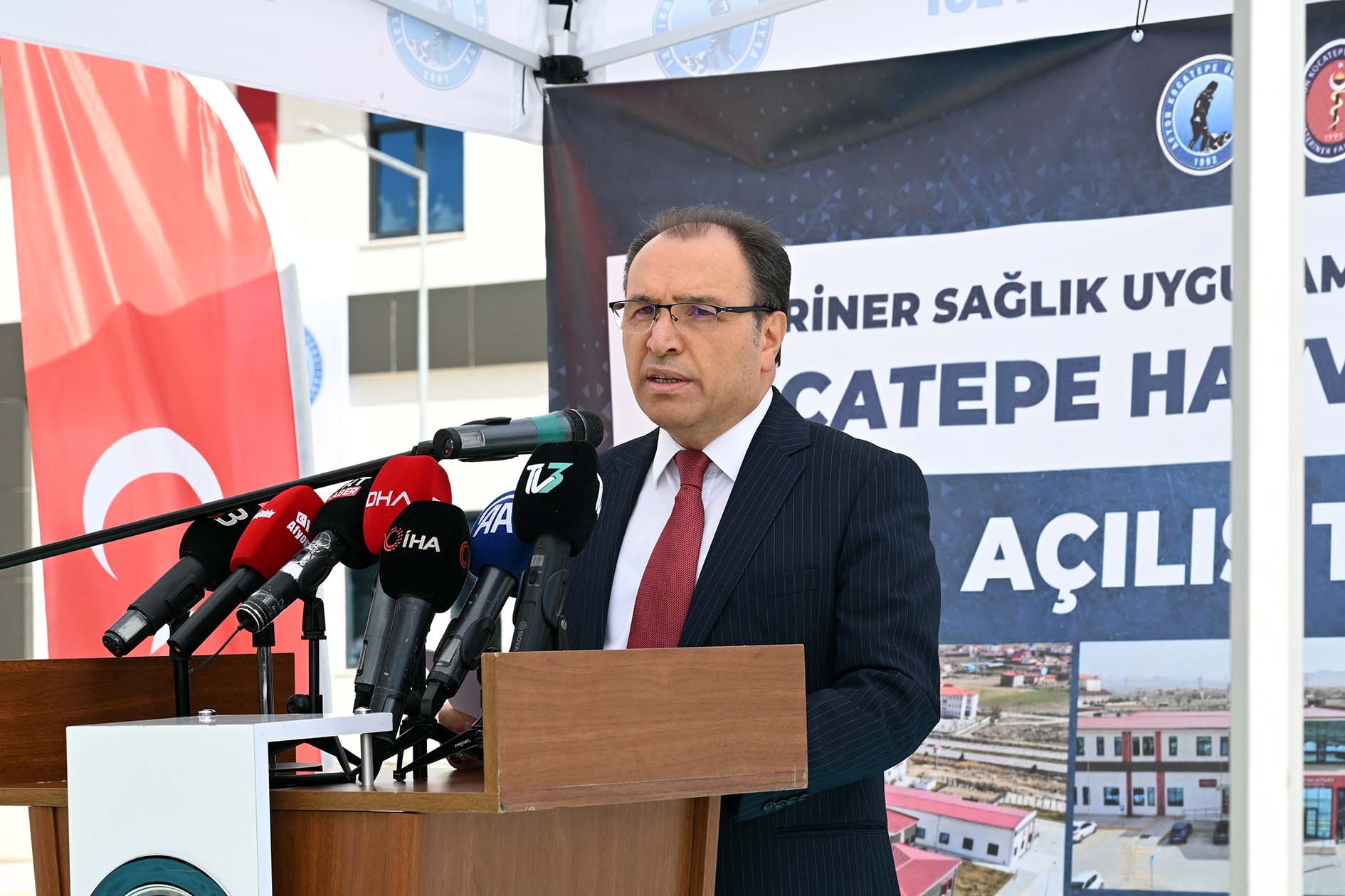 REKTÖR KARAKAŞ, "AKÜ BÖLGE'NİN ÖNEMLİ KURUMLARINDAN BİRİ"