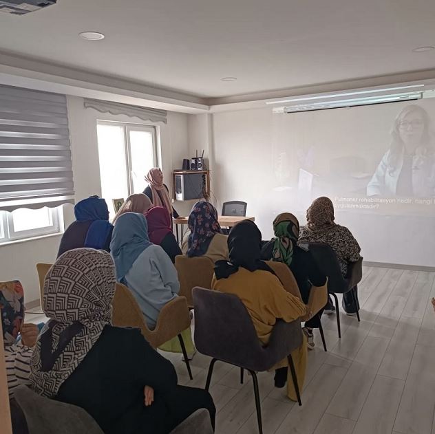 ÇAY KADIN KÜLTÜR EVİNDE DÜNYA BÖBREK GÜNÜ VE PULMONER REHABİLİTASYON EĞİTİMİ VERİLDİ
