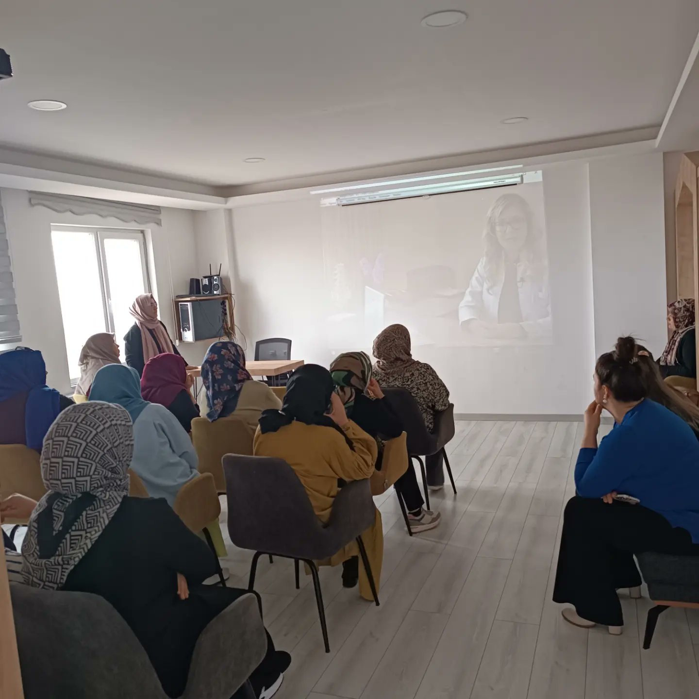 ÇAY KADIN KÜLTÜR EVİNDE DÜNYA BÖBREK GÜNÜ VE PULMONER REHABİLİTASYON EĞİTİMİ VERİLDİ
