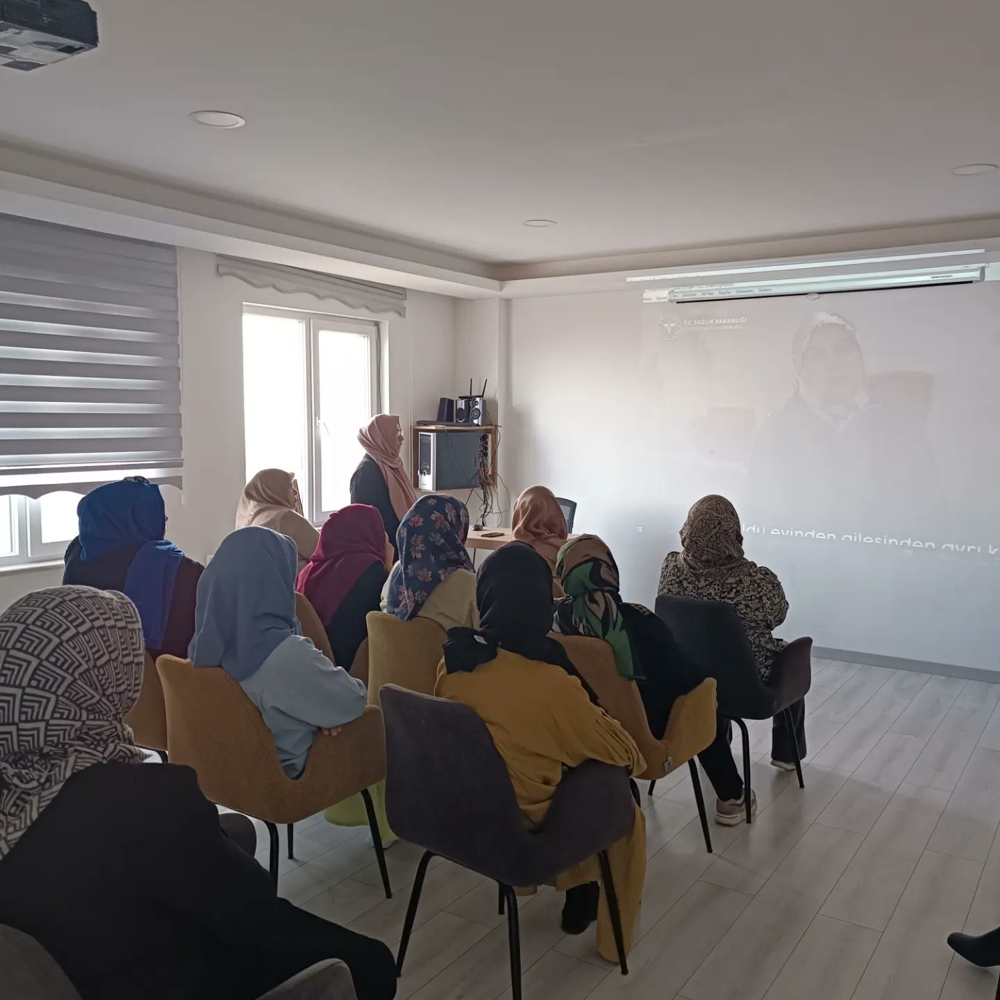 ÇAY KADIN KÜLTÜR EVİNDE DÜNYA BÖBREK GÜNÜ VE PULMONER REHABİLİTASYON EĞİTİMİ VERİLDİ