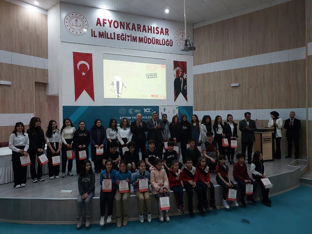 EMİRDAĞ AZİZİYE ANADOLU LİSESİ 'TÜBİTAK PROJESİ' ÖDÜLÜNÜ ALDI