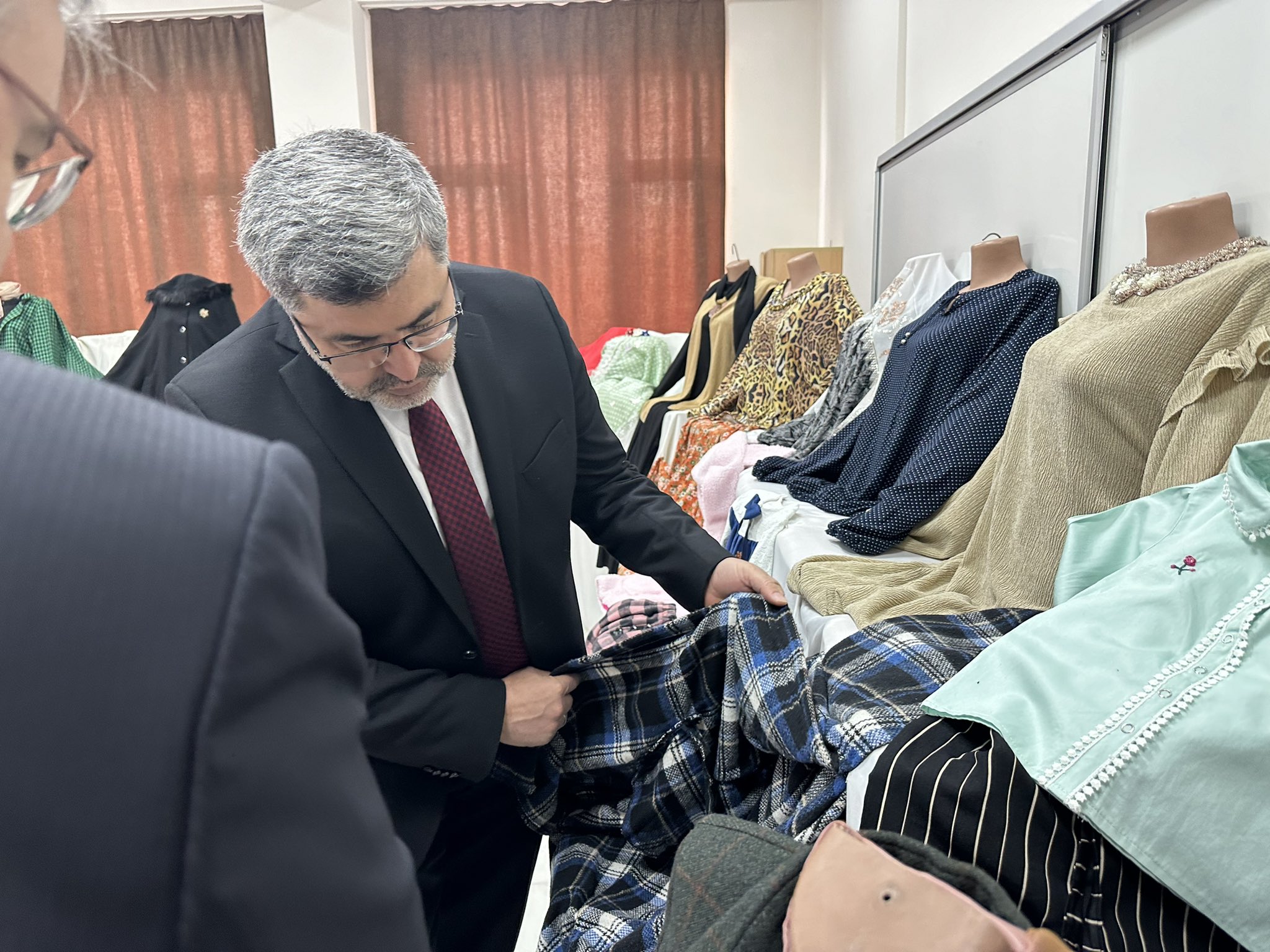 AK PARTİ MİLLETVEKİLLERİ SALAR BELDESİNDE EL SANATLARINI İNCELEDİ