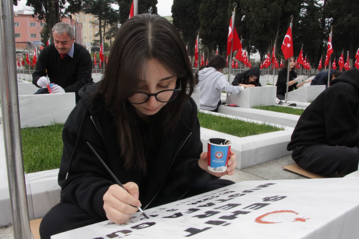ŞEHİT MEZARLARI LİSE ÖĞRENCİLERİNİN ELİ İLE GÜZELLEŞİYOR