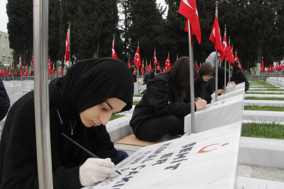 ŞEHİT MEZARLARI LİSE ÖĞRENCİLERİNİN ELİ İLE GÜZELLEŞİYOR