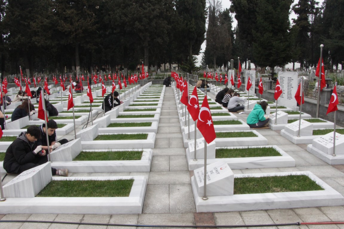 ŞEHİT MEZARLARI LİSE ÖĞRENCİLERİNİN ELİ İLE GÜZELLEŞİYOR