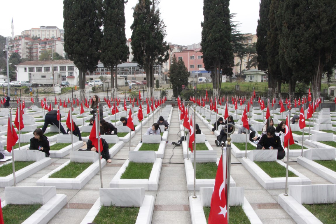 ŞEHİT MEZARLARI LİSE ÖĞRENCİLERİNİN ELİ İLE GÜZELLEŞİYOR