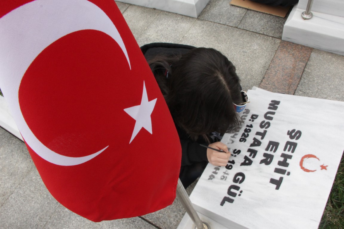 ŞEHİT MEZARLARI LİSE ÖĞRENCİLERİNİN ELİ İLE GÜZELLEŞİYOR