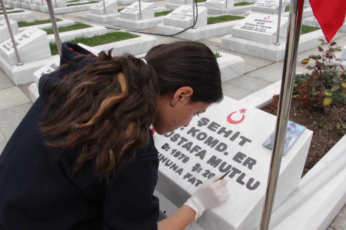 ŞEHİT MEZARLARI LİSE ÖĞRENCİLERİNİN ELİ İLE GÜZELLEŞİYOR