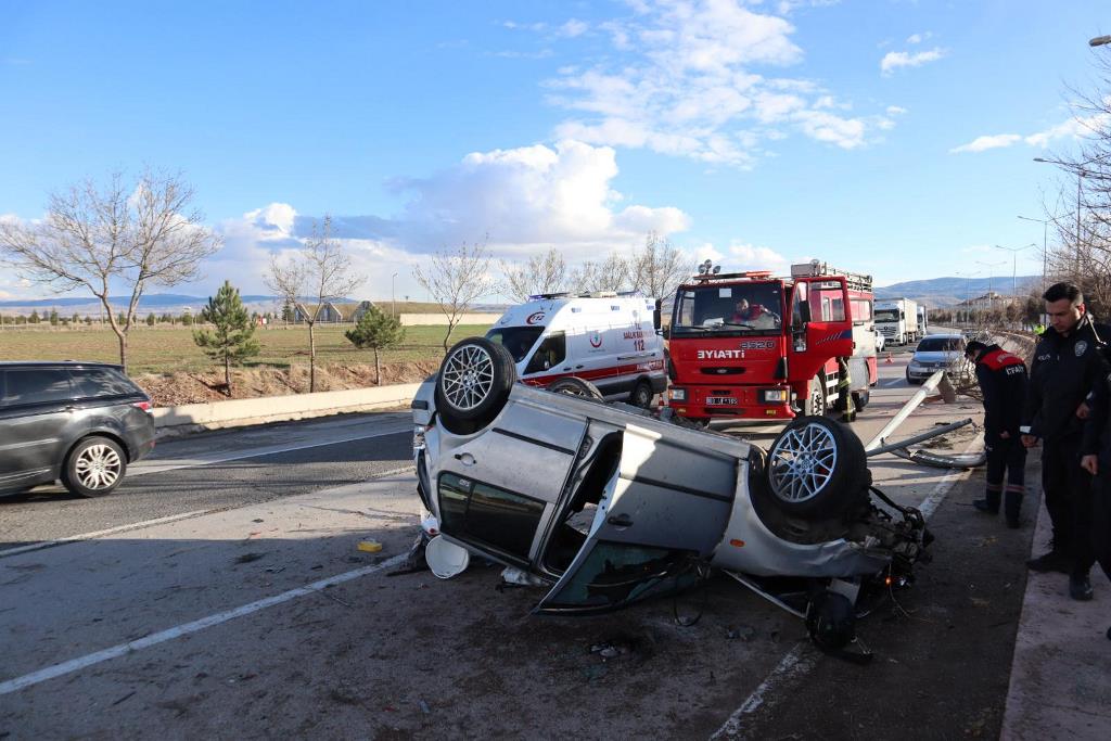 AĞACA ÇARPAN OTOMOBİL SÜRÜCÜSÜ HAYATINI KAYBETTİ