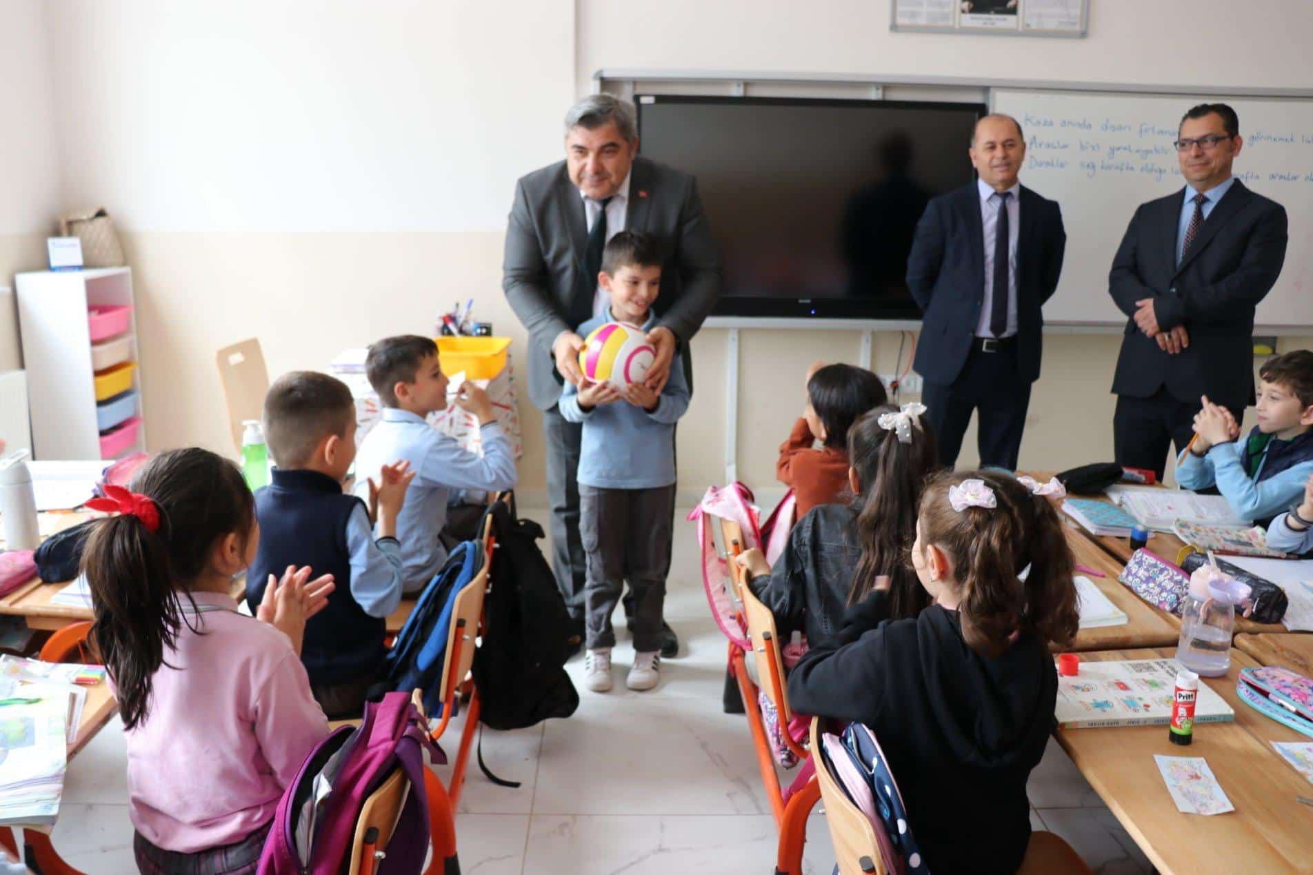 Müdür Sünnetçi Öğrencilere Değer Veriyor