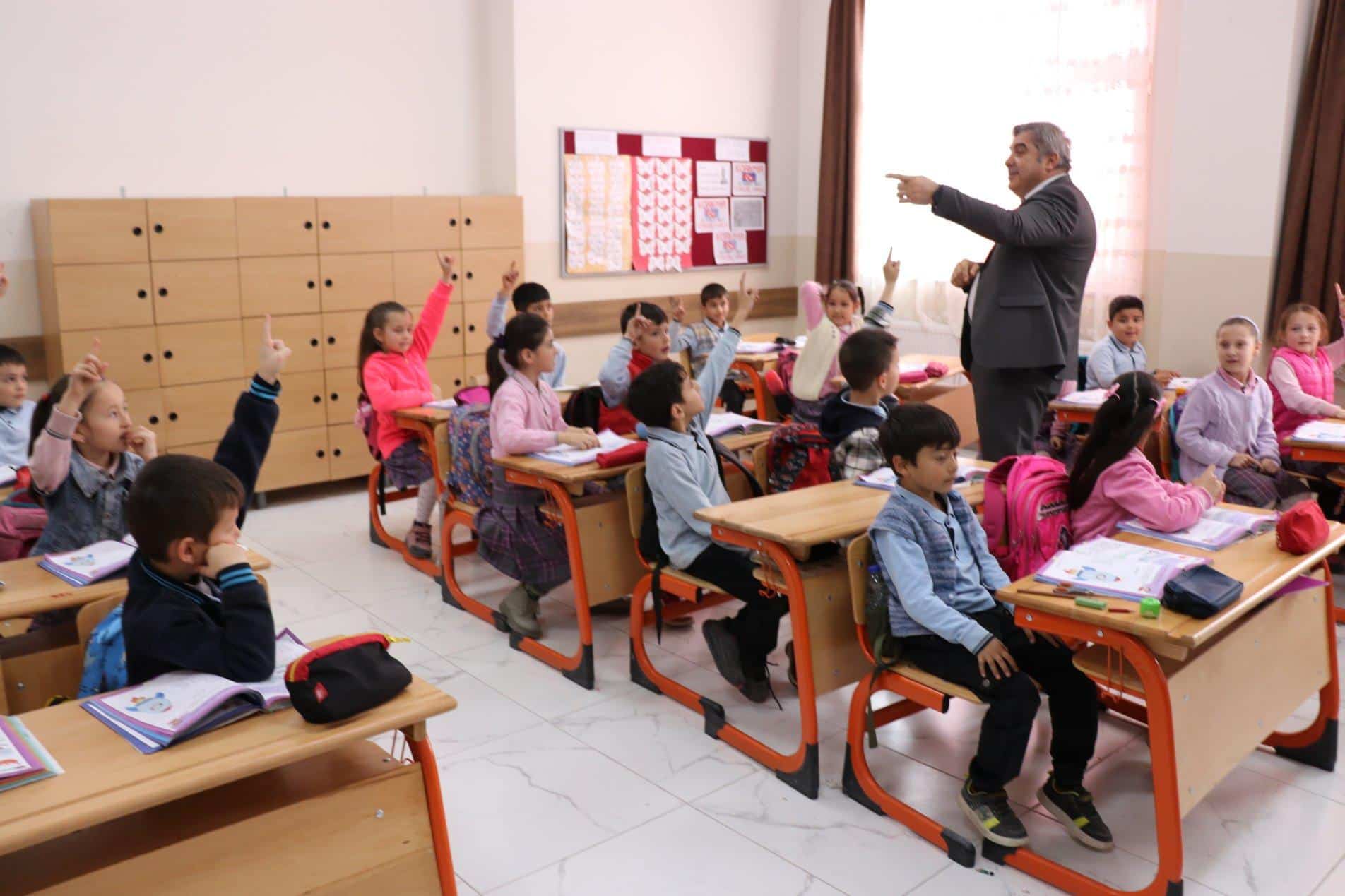 Müdür Sünnetçi Öğrencilere Değer Veriyor