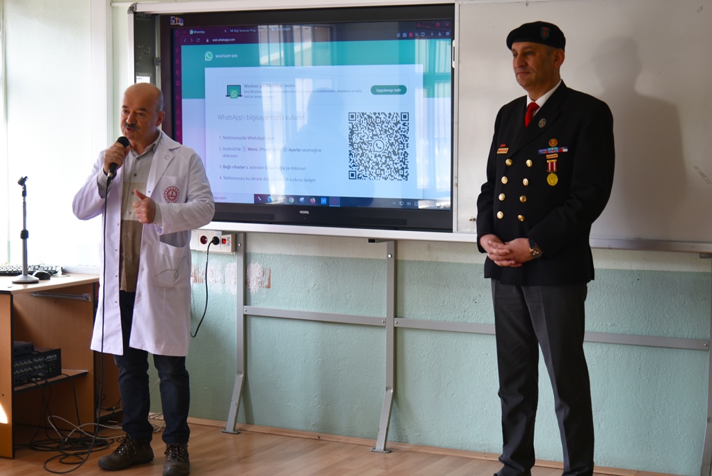 CUMHURİYET LİSESİ'NDE 'ÇANAKKALE VE ŞEHİTLİK' SÖYLEŞİSİ