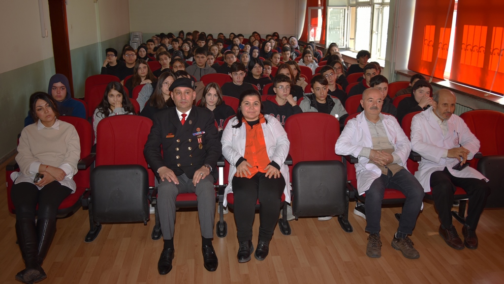 CUMHURİYET LİSESİ'NDE 'ÇANAKKALE VE ŞEHİTLİK' SÖYLEŞİSİ