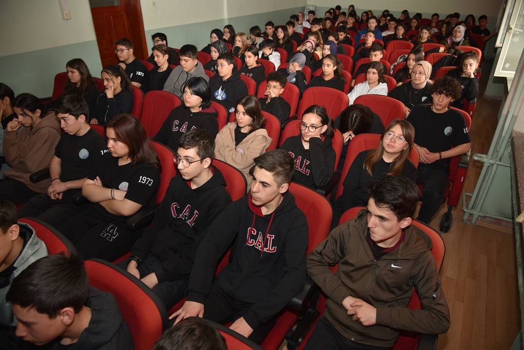 CUMHURİYET LİSESİ'NDE 'ÇANAKKALE VE ŞEHİTLİK' SÖYLEŞİSİ