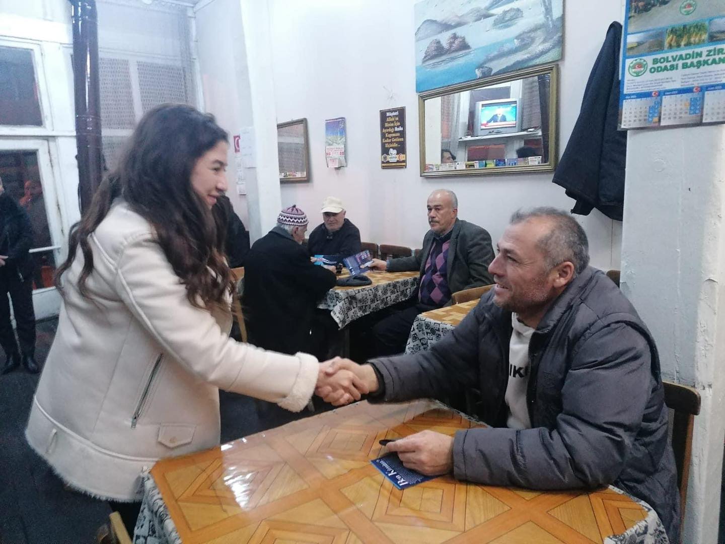 Bolvadin'de Kadın Aday Kahvehane Ziyareti Gerçekleştirdi