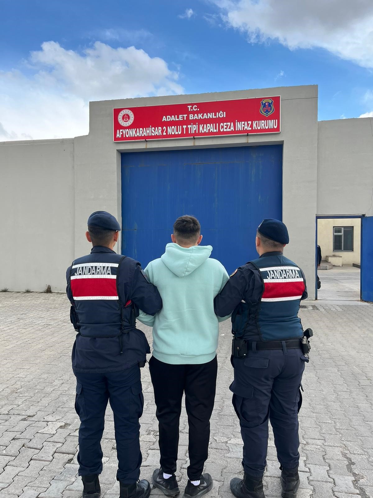 HIRSIZLIK SUÇUNDAN ARANAN ŞAHSI JANDARMA YAKALADI 