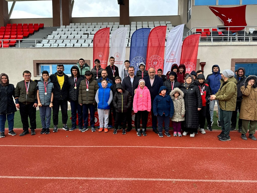AFYON'DA ÖZEL SPORCULAR ATLETİZMDE MADALYALAR SAHİPLERİNİ BULDU