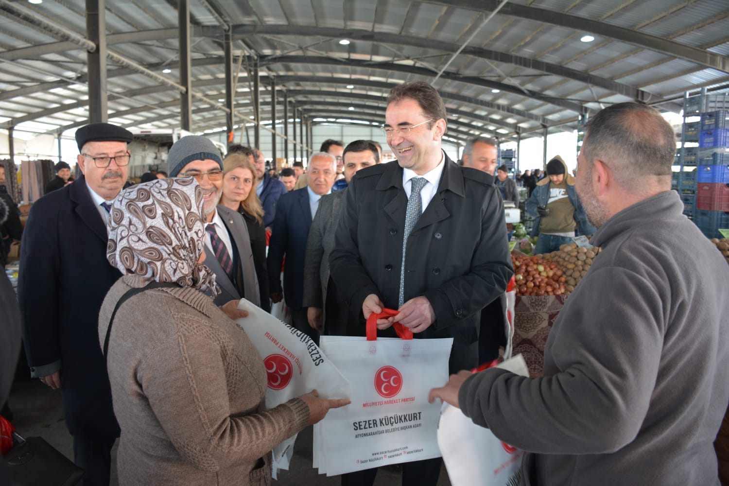 MHP'li Aday Vatandaşla Yakından İlgilendi