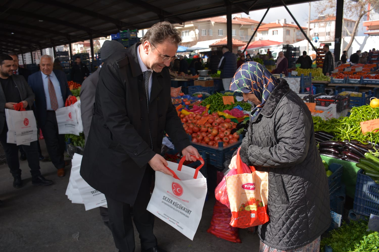 MHP'li Aday Vatandaşla Yakından İlgilendi