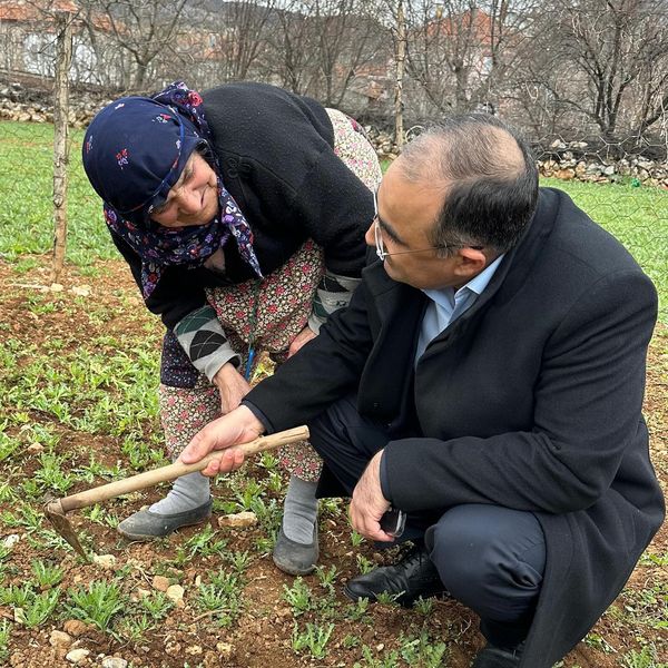 Milletvekili Arslan Bahçede Çapa Yaptı